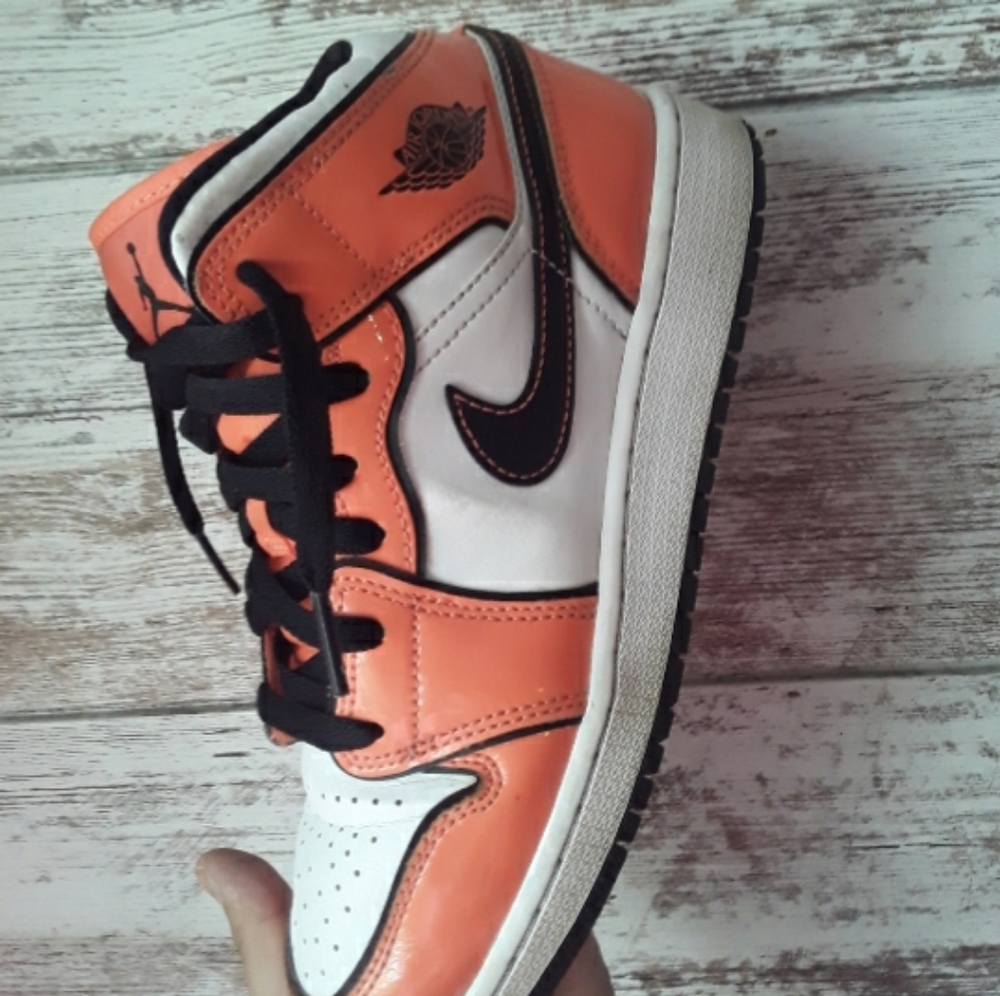 Big kid Nike mid Air Jordans